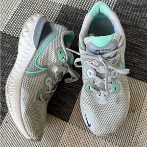 NIKE Women's Renew Run Running Shoes Size 8 CK6360-007 Grey Athletic Shoes